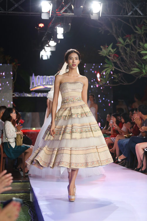 Trang Trần xuống tóc, mặc váy xẻ cao - 13