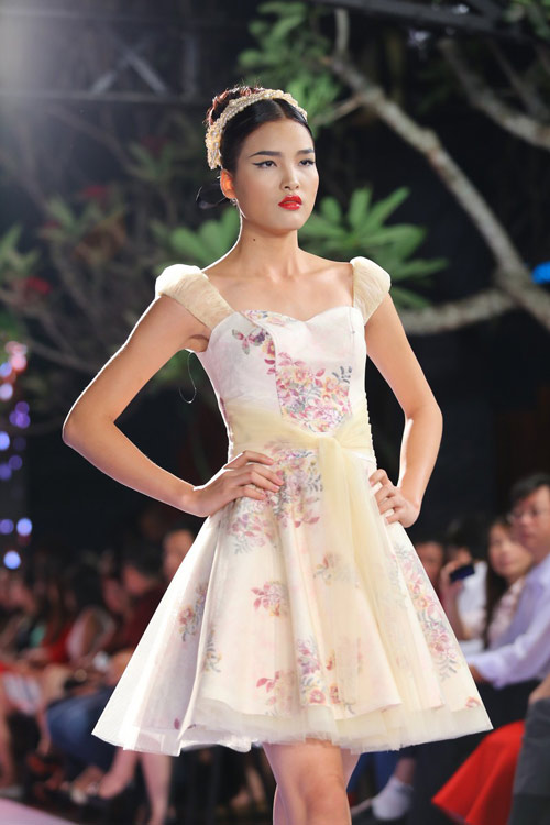 Trang Trần xuống tóc, mặc váy xẻ cao - 16