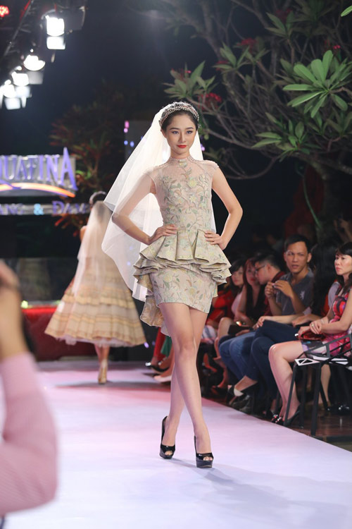 Trang Trần xuống tóc, mặc váy xẻ cao - 18