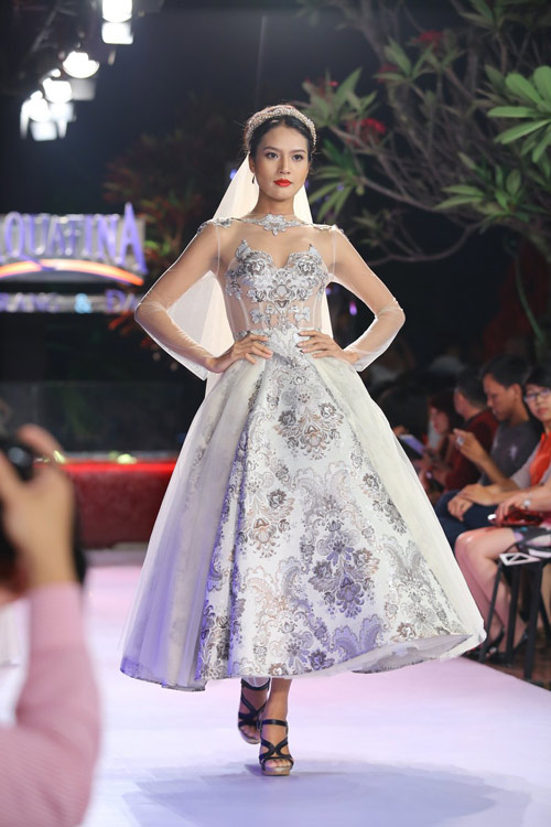 Trang Trần xuống tóc, mặc váy xẻ cao - 5
