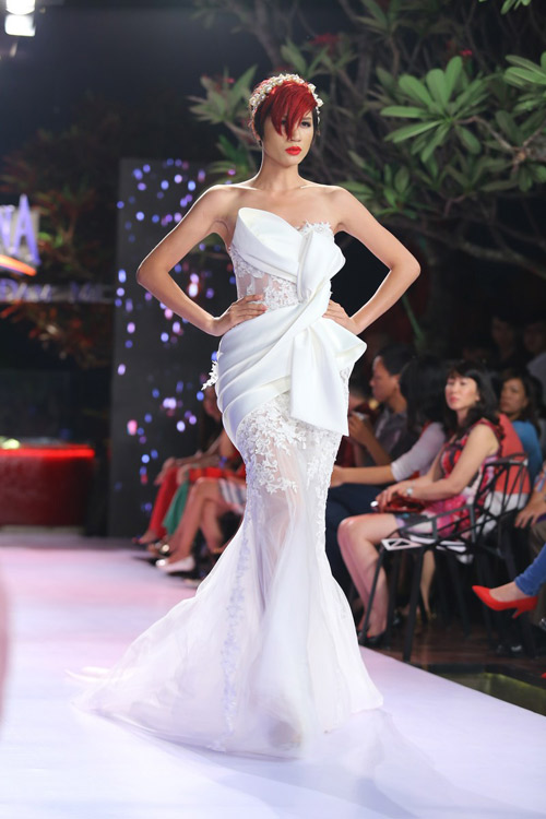 Trang Trần xuống tóc, mặc váy xẻ cao - 4