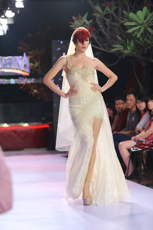Trang Trần xuống tóc, mặc váy xẻ cao - 3