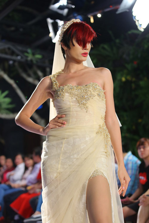 Trang Trần xuống tóc, mặc váy xẻ cao - 2