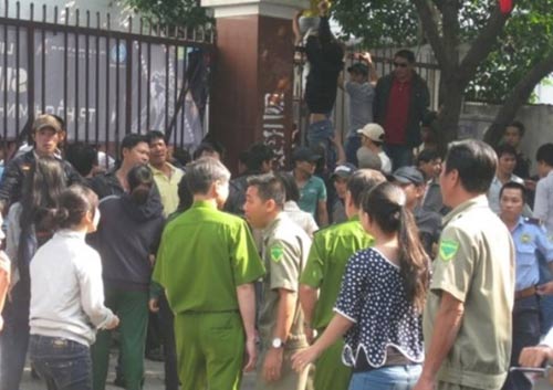 TPHCM: Hàng trăm người vây kín ĐH Hùng Vương - 6