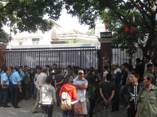 TPHCM: Hàng trăm người vây kín ĐH Hùng Vương - 4