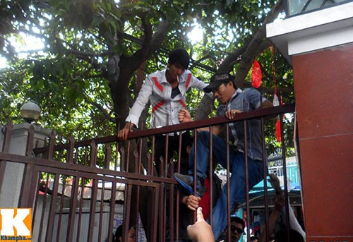 TPHCM: Hàng trăm người vây kín ĐH Hùng Vương - 1