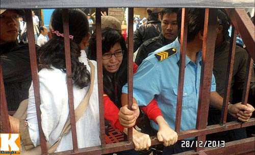 TPHCM: Hàng trăm người vây kín ĐH Hùng Vương - 5