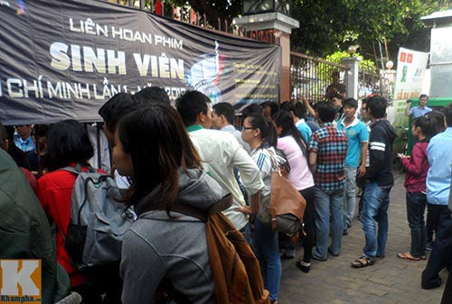 TPHCM: Hàng trăm người vây kín ĐH Hùng Vương - 2