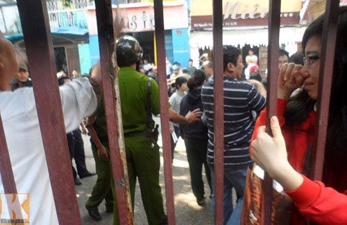 TPHCM: Hàng trăm người vây kín ĐH Hùng Vương - 3