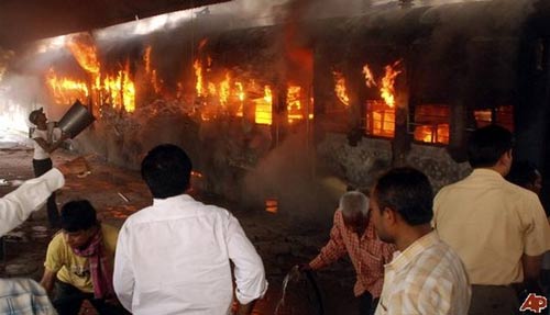 Ấn Độ: Lửa phừng phực nuốt tàu hỏa, 23 người chết - 1