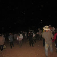 Tin tức trong ngày - Hàng trăm người ẩn trong lòng núi để đào vàng