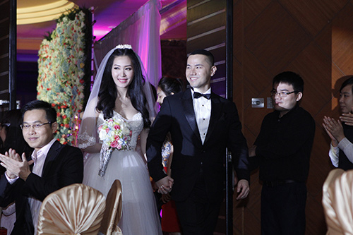 Cô dâu Thuỳ Trang lấp ló ngực đầy - 1
