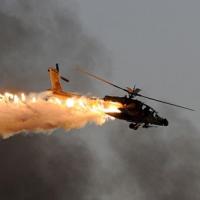Ảnh ấn tượng: Trực thăng Apache phóng pháo sáng