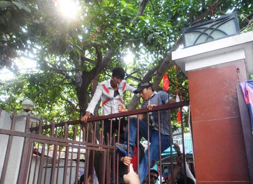 Điều tra vụ hàng trăm người vây ĐH Hùng Vương - 4