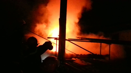 Nghệ An: Cháy dữ dội tại nhà máy gỗ - 1