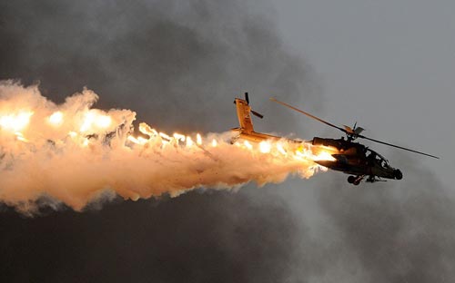 Ảnh ấn tượng: Trực thăng Apache phóng pháo sáng - 1