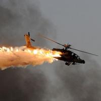 Tin tức trong ngày - Ảnh ấn tượng: Trực thăng Apache phóng pháo sáng
