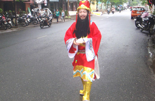 "Giả dạng" thần Tài để bán vé số - 2