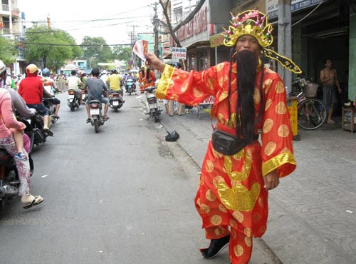 "Giả dạng" thần Tài để bán vé số - 3