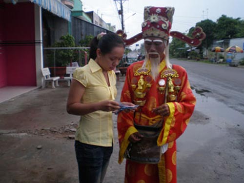 "Giả dạng" thần Tài để bán vé số - 4