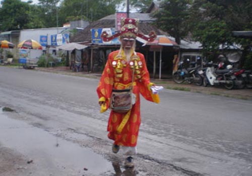 "Giả dạng" thần Tài để bán vé số - 5