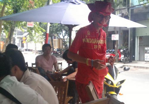 "Giả dạng" thần Tài để bán vé số - 6