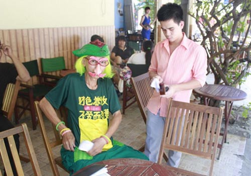 "Giả dạng" thần Tài để bán vé số - 7