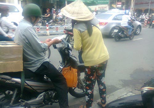 "Giả dạng" thần Tài để bán vé số - 8