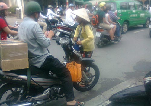 "Giả dạng" thần Tài để bán vé số - 9