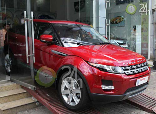 Năm 2012, Tuấn Hưng sắm chiếc Range Rover Evoque trị giá khoảng 4 tỷ đồng.
