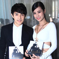 Ca nhạc - MTV - Đông Nhi khoe eo thon bên bạn trai