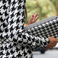 Xu hướng thời trang - Giúp tín đồ họa tiết răng cưa phối đồ  "chuẩn"