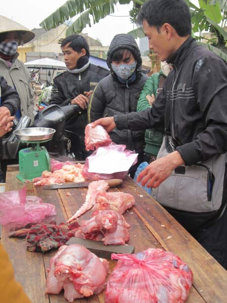 Cá sấu mổ ngay tại chợ Thủ đô "cháy" hàng - 8