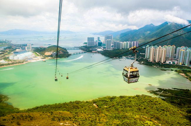Cáp treo Skyrail nằm trên cao nguyên Ngong Ping, Hồng Kông có chiều dài 5,7km. Skyrail đưa du khách đến với tu viện phật giáo nổi tiếng Po Lin Monastery và chiêm ngưỡng bức tượng Đức Phật Thiên Tân.

