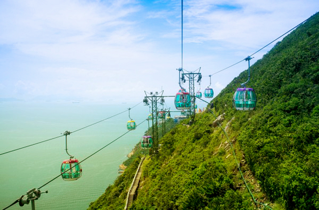 Ngồi trên cáp treo du khách sẽ thỏa sức ngắm nhìn thiên nhiên hùng vĩ của vùng biển đảo Lantau.
