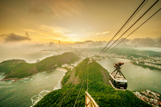 Đi cáp treo tại ngọn núi Sugarloaf bạn sẽ được chiêm ngưỡng bức tranh toàn cảnh thành phố Rio, Brazil chiêm ngưỡng bức tượng Chúa Kitô Cứu Thế ở cự ly gần nhất.


