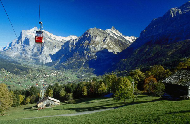 Nằm ở trung tâm của dãy núi Alps, tuyến cáp treo khởi hành từ ngôi làng Grindelwald thuộc thành phố Bern (Thụy Sĩ) có chiều dài 6071m, là một trong 3 cáp treo dài nhất thế giới.
