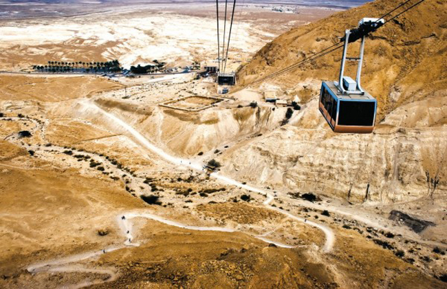 Ngồi trên cabin của cáp treo Masada, Israel có độ cao 257m là cáp treo thấp nhất thế giới, bạn sẽ chiêm ngưỡng cảnh quan rộng lớn của vùng sa mạc Judean.


