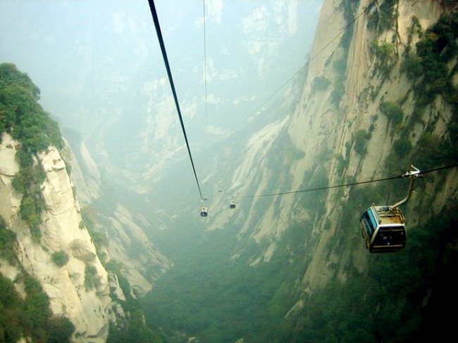 Núi Tianmen Sha ở độ cao 1520m, là ngọn núi cao nhất thuộc vườn quốc gia Tianmen, Hồ Nam, Trung Quốc. Để đến được với Tianmen Sha du khách sẽ phải đi bộ qua 999 bậc thang hoặc có thể đi cáp treo.
