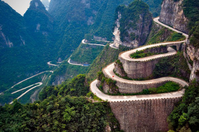 Tianmen Shan là cáp treo cao nhất thế giới ở độ cao 1279m, ngồi trong cabin của cáp treo du khách sẽ được thưởng ngoạn cảnh quan thiên nhiên vô cùng ấn tượng của vườn quốc gia Tianmen.
