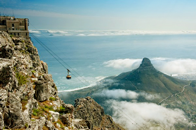 Cáp treo Table Mountain, Nam Phi là điểm thu hút khách du lịch đến với thành phố Cape Town, được xây dựng ở độ cao 1067m. Từ đỉnh của ngọn núi Table bạn sẽ thu vào tầm mắt toàn cảnh thành phố Cape Town xinh đẹp.
