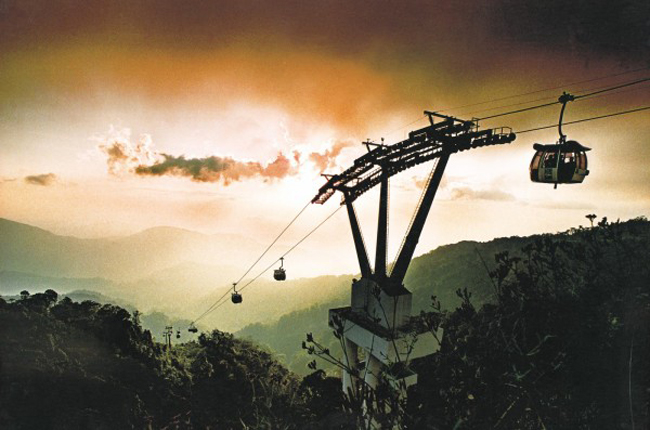 Cáp treo Skyway, Malaysia được xây dựng trên cao nguyên Genting, nó có vận tốc di chuyển khá nhanh, chỉ mất 15 phút cho cuộc hành trình kéo dài 3,38km, đặc biệt đường dây cáp treo có khả năng vận chuyển được hơn 2000 người trong một giờ. Ngồi trên cáp treo bạn sẽ bị mê hoặc trước cảnh quan tuyệt đẹp của vùng cao nguyên Genting.
