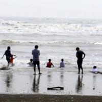 Tin tức trong ngày - 7 HS bị sóng cuốn: Vẫn còn nhiều người chủ quan