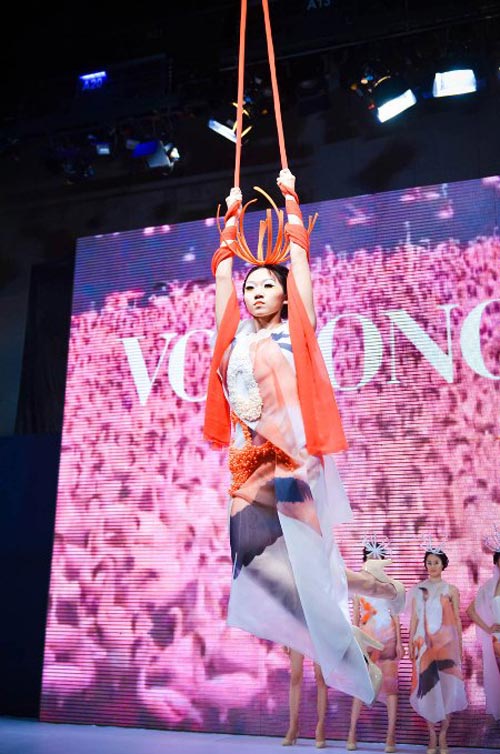 Thời trang Việt còn nhuốm màu tạp kỹ - 12