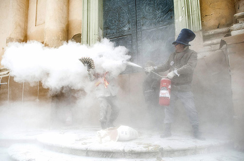 Ảnh: "Chiến tranh bột mỳ" kỳ thú ở Tây Ban Nha - 13