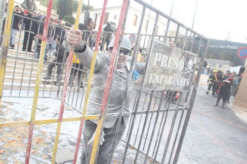 Ảnh: "Chiến tranh bột mỳ" kỳ thú ở Tây Ban Nha - 7