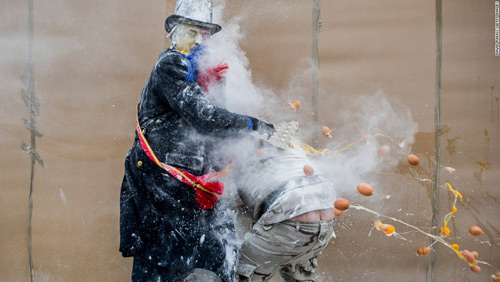 Ảnh: "Chiến tranh bột mỳ" kỳ thú ở Tây Ban Nha - 2