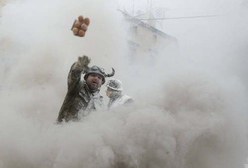 Ảnh: "Chiến tranh bột mỳ" kỳ thú ở Tây Ban Nha - 5