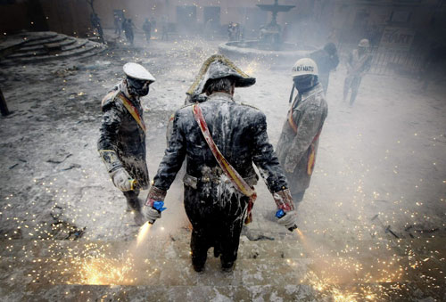 Ảnh: "Chiến tranh bột mỳ" kỳ thú ở Tây Ban Nha - 6