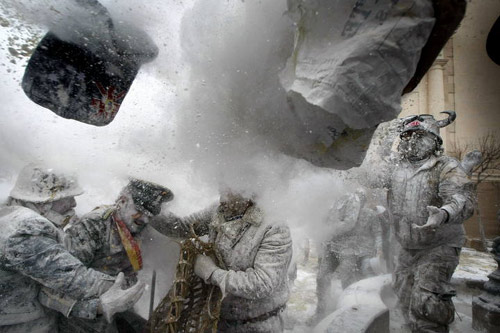 Ảnh: "Chiến tranh bột mỳ" kỳ thú ở Tây Ban Nha - 10